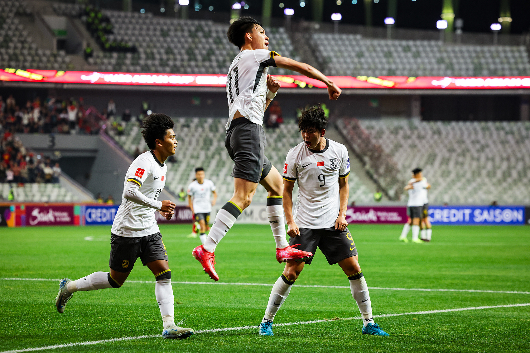 全面压制!国青半场控球率高达7成,射门比9-3,造对方3张黄牌